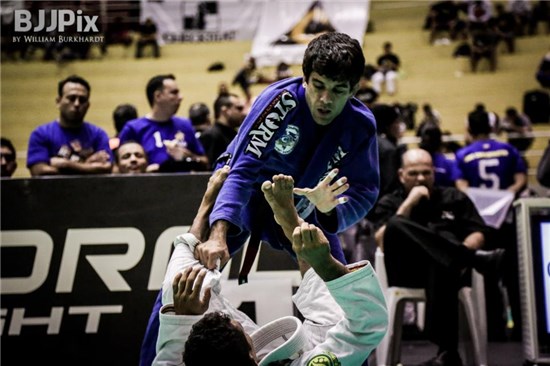 Felipe Costa passing the guard while standing up