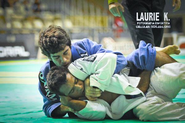 Felipe Costa atacando Igor Rodriguez